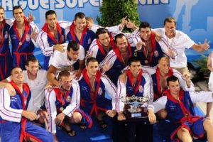 Srpski vaterpolisti sa peharom pobednika Svetske lige u Firenci 2011.