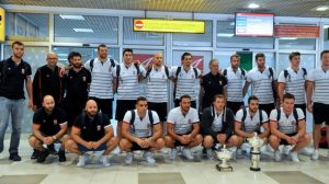 Vaterpolisti na aerodromu