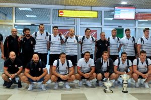 Vaterpolisti na aerodromu