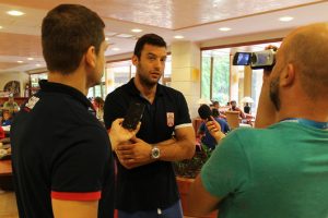 Filip Filipović daje izjavu novinarima u Budimpešti 2017