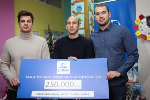 Vaterpolisti uručili ček Svratištu za decu